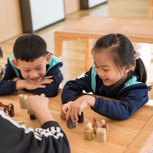 入学条件 | 嘉兴诺德安达学校 - Feature Cards Pattern