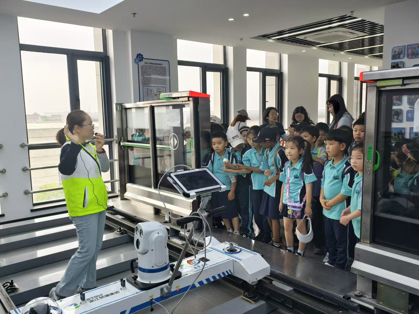 穿越城市脉动，驶向未来课堂——嘉兴市诺德安达学校小学部杭海城际铁路研学之旅 - NAS Jiaxing Primary Urban Rail Study Field Trip