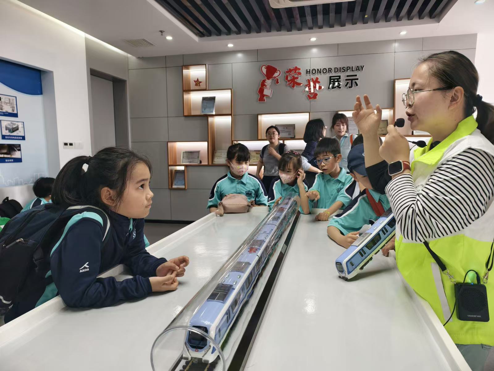 穿越城市脉动，驶向未来课堂——嘉兴市诺德安达学校小学部杭海城际铁路研学之旅 - NAS Jiaxing Primary Urban Rail Study Field Trip