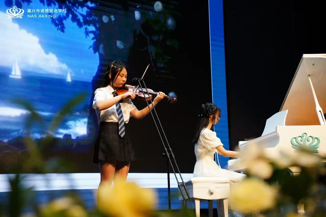 从琴房到舞台: Angelina & Hannah首次音乐绽放 - Angelina Hannah